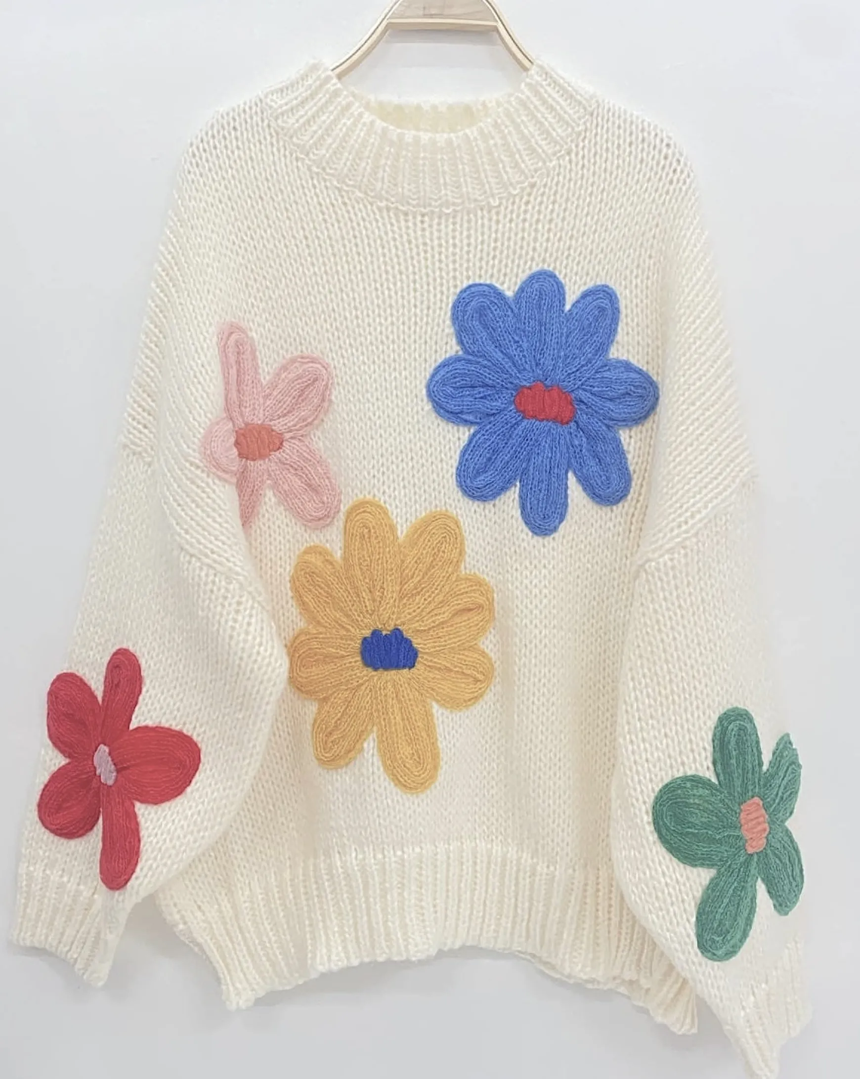 isa_strik_med_handlavet_b_0-1.webp Outlet Gown Isa Strik Med Handlavet Blomster White