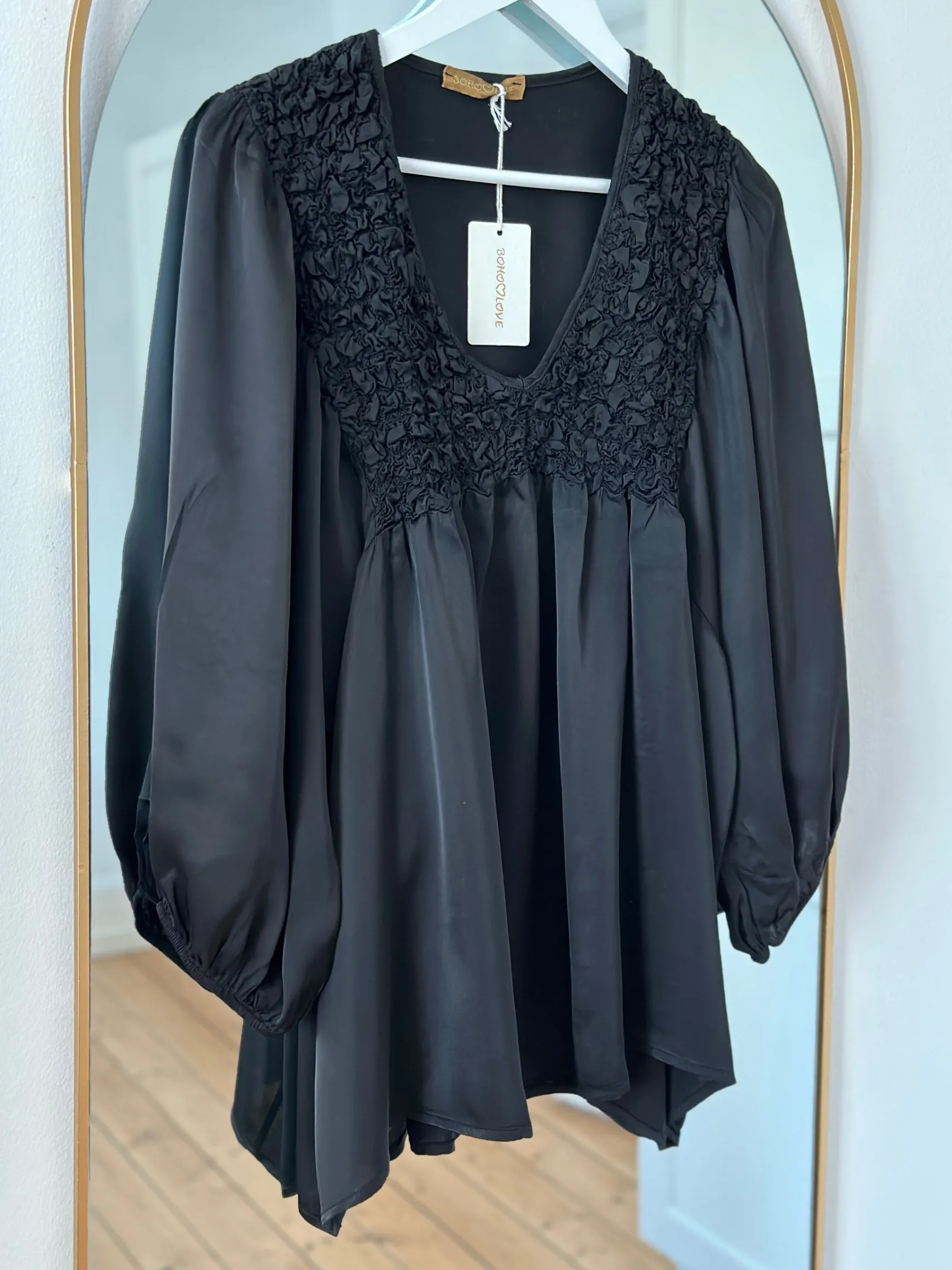 satin_skjorte_med_krol_bl_0.webp Shop Boho Love Satin Skjorte Med Krol Black
