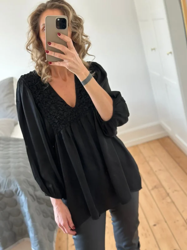 Shop Boho Love Satin Skjorte Med Krol Black