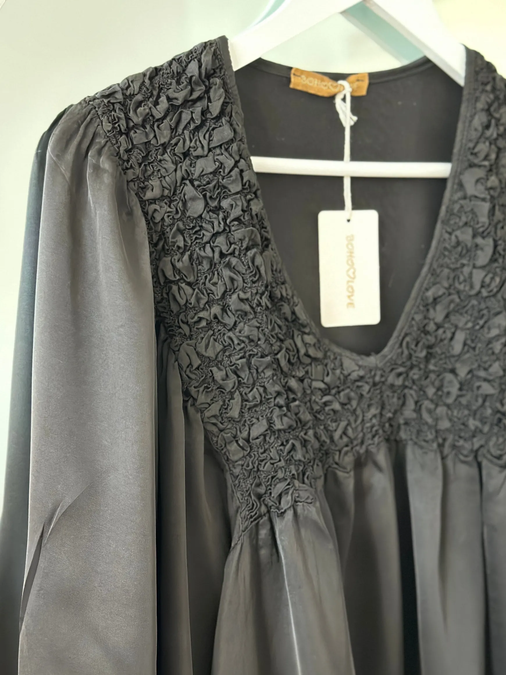 satin_skjorte_med_krol_bl_2.webp Shop Boho Love Satin Skjorte Med Krol Black