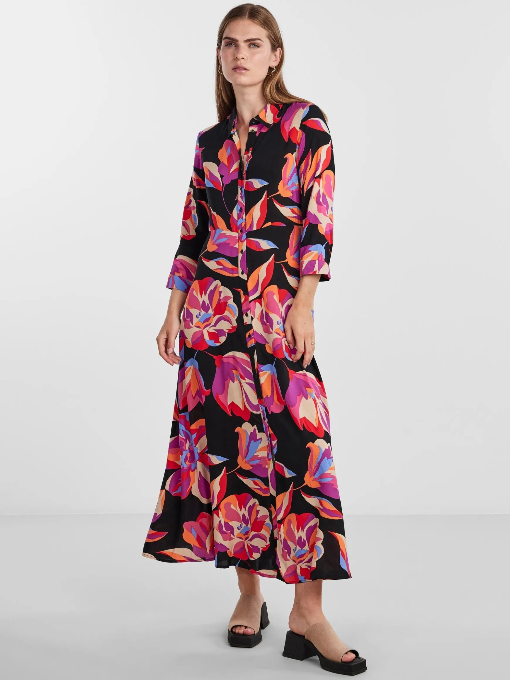 savanna_long_shirt_dress__0.webp Sale YAS Savanna Long Shirt Dress Black Aop Flower Print