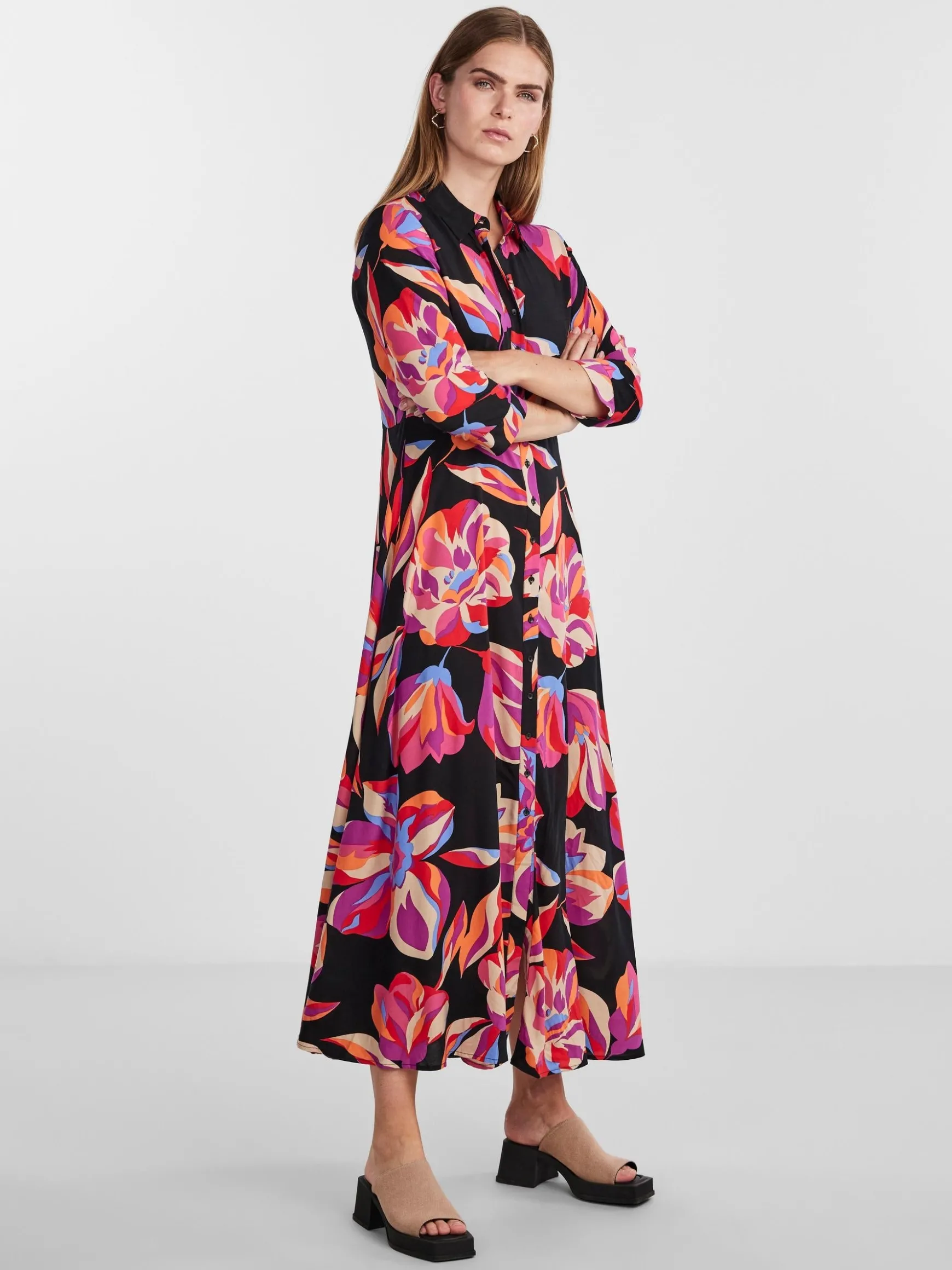 savanna_long_shirt_dress__1.webp Sale YAS Savanna Long Shirt Dress Black Aop Flower Print